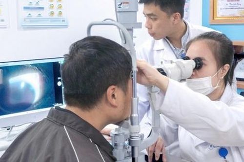 Nam thanh niên bị mảnh vỡ bóng đèn văng vào mắt nhập viện cấp cứu