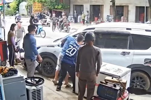 Phản ứng nhanh của anh thợ điện cứu tài xế đột quỵ