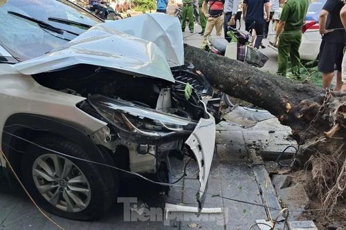 Cụ bà 60 tuổi trong vụ tai nạn liên hoàn ở Hà Nội đã tử vong