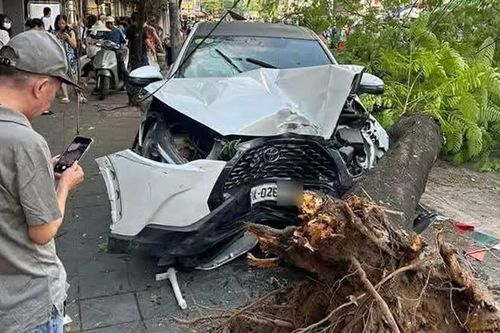 Ô tô con gây tai nạn liên hoàn rồi đâm vào gốc cây