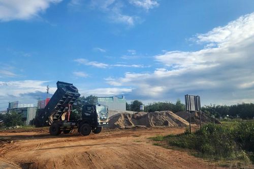 Quảng Ngãi: Lợi dụng sáp nhập đơn vị hành chính, doanh nghiệp ngang nhiên chiếm đất công làm điểm tập kết vật liệu xây dựng trái phép