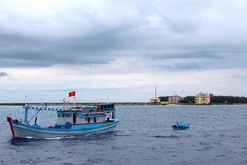 Điểm tựa giữa… trùng khơi