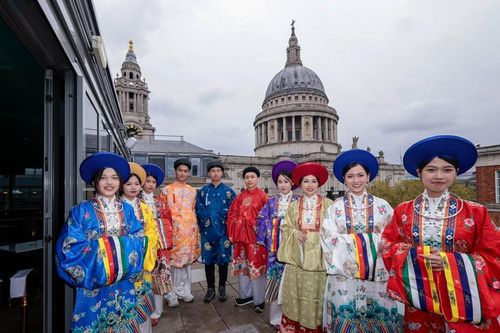 Lan tỏa Việt phục tại London