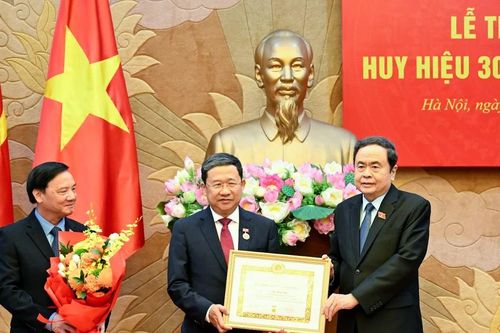 Chủ tịch Quốc hội Trần Thanh Mẫn dự Lễ trao tặng Huy hiệu Đảng