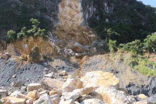 Phường Tam Chúc di dời các hộ dân khỏi khu vực ảnh hưởng bởi sạt lở đá