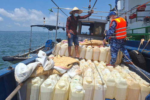 Vùng Cảnh sát biển 1 tạm giữ 4.000 lít xăng không rõ nguồn gốc