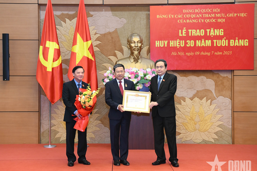 Chủ tịch Quốc hội Trần Thanh Mẫn dự lễ trao tặng Huy hiệu 30 năm tuổi Đảng