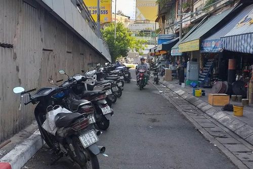 Chiếm dụng lòng đường đậu xe