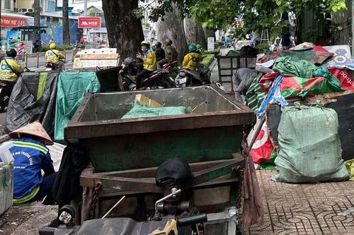 Điểm tập kết rác gây ô nhiễm, chiếm lòng đường, vỉa hè