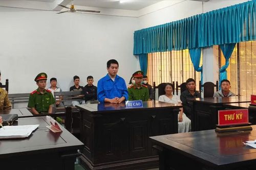 Ảo giác vì hít keo con chó, thanh niên dùng dao truy sát mẹ