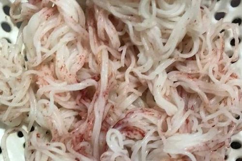 Tạm đình chỉ cơ sở sản xuất bún đổi màu đỏ ở Đà Nẵng