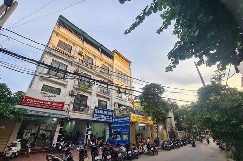 Quán bia lấn chiếm vỉa hè, lòng đường ở Hà Nội