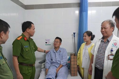 Thượng úy Cảnh sát cơ động bị đẩy ngã phải nhập viện
