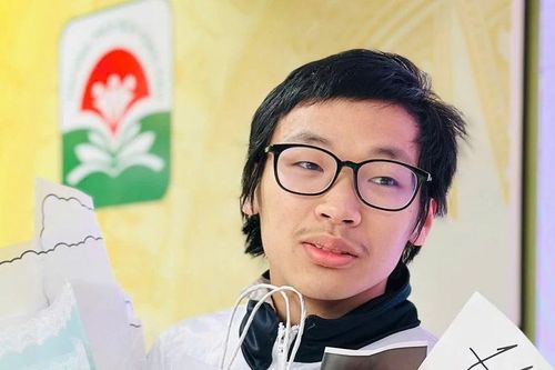 Nam sinh 'vác em' đi thi đỗ trường top, hành trình xúc động