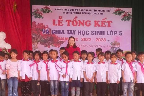 Cô giáo người Giáy bám bản chỉ mong học trò đủ no, đủ ấm đến trường