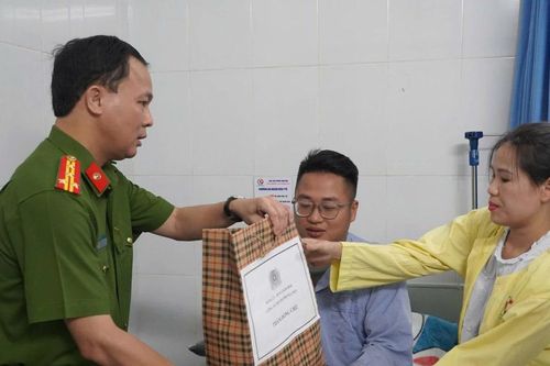 Lãnh đạo Công an Hà Nội thăm hỏi cán bộ bị thương trong khi làm nhiệm vụ