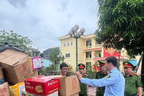Tiêu hủy khoảng 25 tấn bánh kẹo, thực phẩm hết hạn, hàng giả