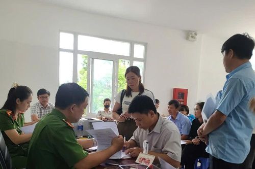 Công an Đắk Lắk làm xuyên đêm cấp đổi con dấu cho hàng nghìn đơn vị
