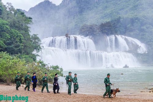Thắp sáng niềm tin nơi biên cương