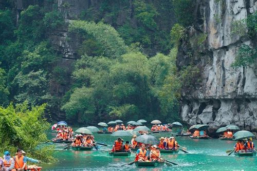 Thưởng ngoạn Tràng An mùa nước biếc – Di sản thế giới khoác lên mình vẻ đẹp rực rỡ