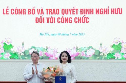Bộ Tư pháp trao Quyết định nghỉ hưu cho công chức