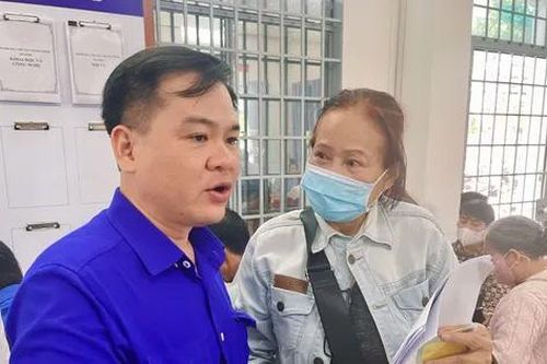 Áo xanh An Giang 'phủ sóng' trung tâm hành chính, hỗ trợ làm thủ tục số