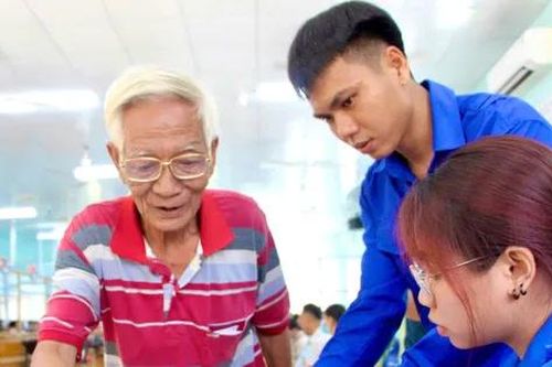 'Có thanh niên hỗ trợ, hết sợ viết sai giấy tờ'