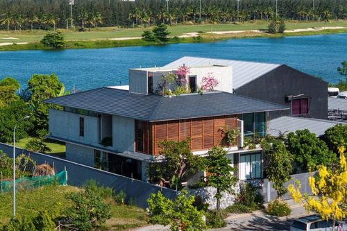 Biệt thự bê tông thô mộc phóng khoáng bên sông Cổ Cò xanh mát