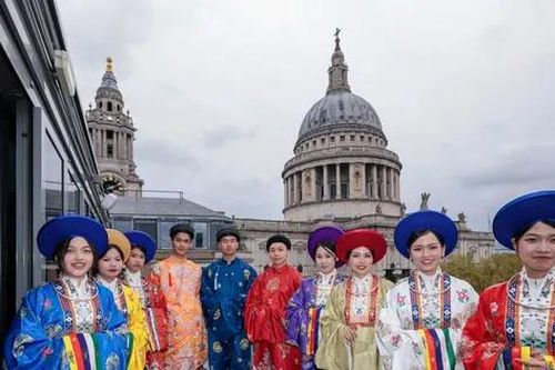 'Việt phục bộ hành' giữa London, lan tỏa giá trị văn hóa