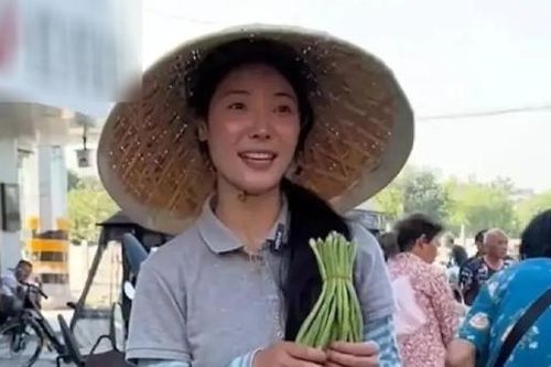 Người phụ nữ bán đậu phụ bỗng 'nổi như cồn', phía sau là chuyện cảm động