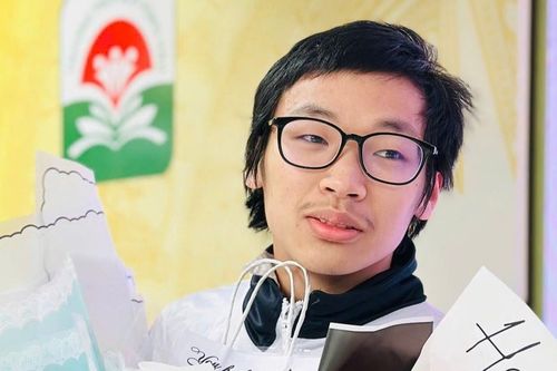 Nam sinh đưa em đến điểm thi nhờ người trông hộ đã trúng tuyển lớp 10 trường top