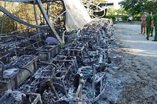 Hiện trường loạt xe điện du lịch và 1 ô tô ở khu du lịch cháy trơ khung