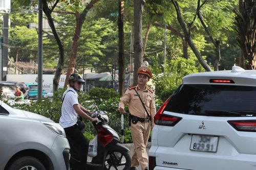 Ngày đầu phân làn đường Võ Chí Công: Cảnh sát 'mướt mồ hôi' ngăn xe máy lấn ô tô