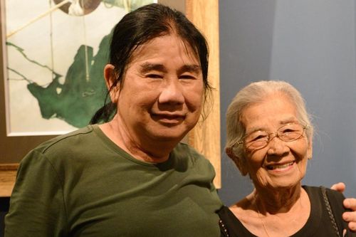 Nghệ sĩ Phi Điểu tuổi 93 viên mãn, ngắm tranh của con trai họa sĩ làm niềm vui