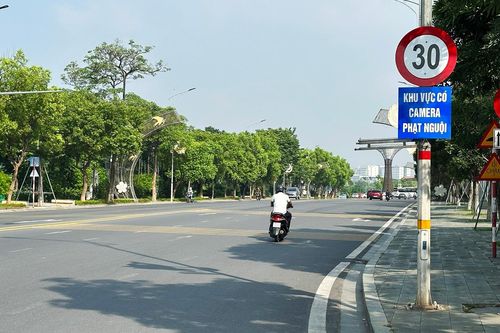 Tài xế ngỡ ngàng khi đường rộng 35m bị giới hạn 30km/h, gắn camera phạt nguội