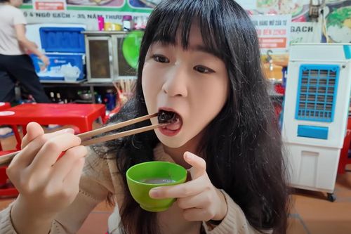 Khách nước ngoài thích món 'đậm mùi' ở Hà Nội, ăn nhiều lần vẫn chưa chán