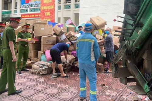 Hà Nội tiêu hủy 25 tấn bánh kẹo, thực phẩm bẩn ở làng nghề La Phù
