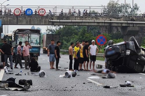 Clip ô tô 7 chỗ nổ lốp rồi lật ngửa trên cao tốc