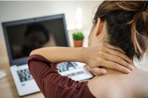Vì sao ai cũng có thể bị đau cổ vai gáy, điều trị thế nào?