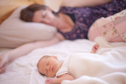 Người ngủ cùng con mỗi tối ảnh hưởng thế nào đến tâm lý và tính cách trẻ?