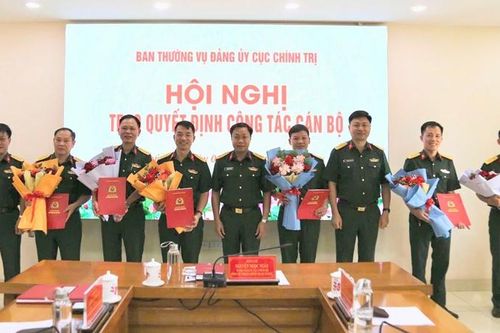 Quân khu 2 công bố quyết định thăng cấp bậc hàm, nâng lương cho các sĩ quan