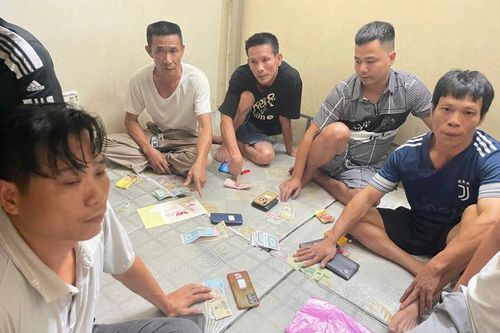 Bắt giữ 5 đối tượng đánh 'lốc' ăn tiền trong khuôn viên cây xăng