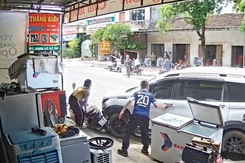 Anh thợ điện lạnh nhanh trí phá cửa cứu tài xế nghi đột quỵ