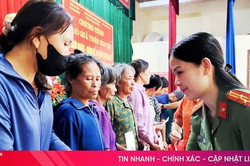 Trao 100 suất quà cho các hộ hoàn cảnh khó khăn, gia đình có công với cách mạng