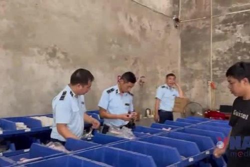 Quảng Ninh: 'Đột nhập' kho hàng lậu khổng lồ ngụy trang bằng thủ đoạn tinh vi