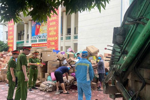 Hà Nội tiêu hủy 25 tấn thực phẩm bẩn tại làng nghề La Phù