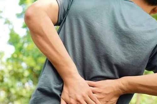 Người đàn ông bị đau thắt lưng, đi khám phát hiện sự thật 'đáng sợ'