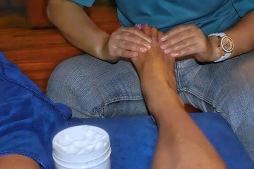 Mát xa chân với giá 127 nghìn đồng, người đàn ông bị nhiễm trùng nặng