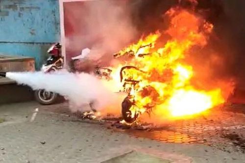 Xe máy phát nổ khi vợ đang đi, công an tạm giữ chồng