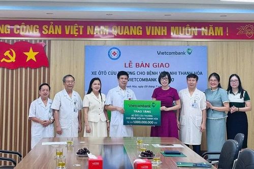 Vietcombank Thanh Hóa trao tặng xe cứu thương cho Bệnh viện Nhi Thanh Hóa